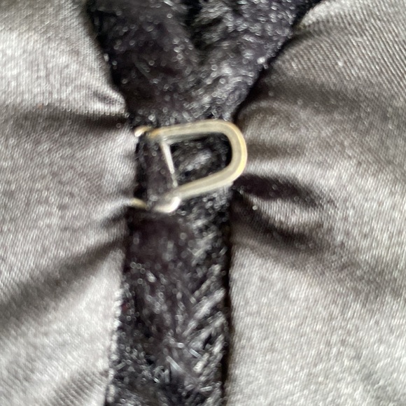 CAT & Jack Girls Black Faux Fur Sleeveless Shrug Clasp Closure Size Medium - Picture 3 of 5